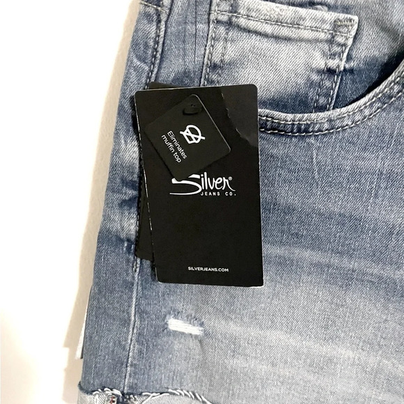 COPY - Sz W25 L4 women Silver Jeans Co. Boyfriend Mid Rise Short with small rips - Picture 6 of 12
